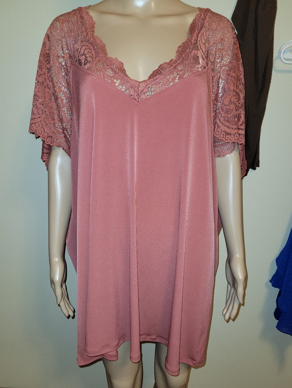 Torrid Brand Salmon Colored Lace V-neck Short Sleeve blouse.  Size 5